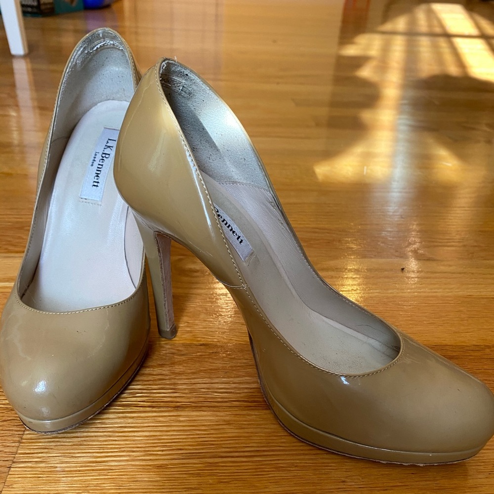 LK Bennett  SLEDGE BEIGE PATENT PLATFORM COURTS